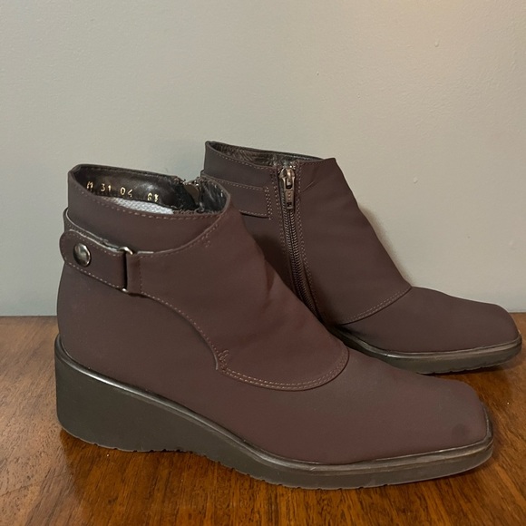 Sesto Meucci Brown Square Toe Waterproof
Snow Heeled Ankle Boots. Size 6.5 - Picture 13 of 13